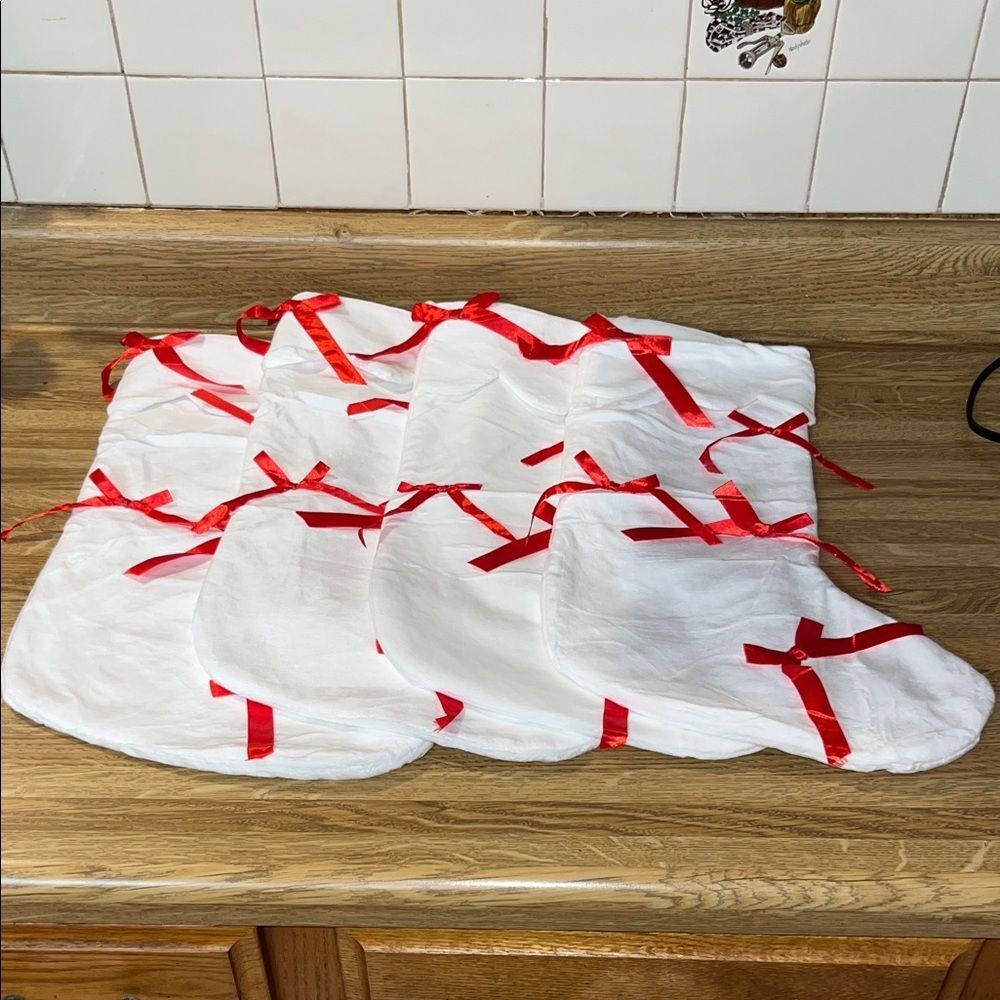 NEW Floraltop Brand 4pcs White Scallop Stockings with Red Bows Christmas